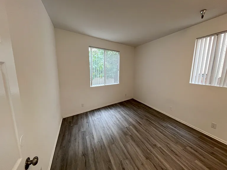 685 Kelton Ave — Photo 29