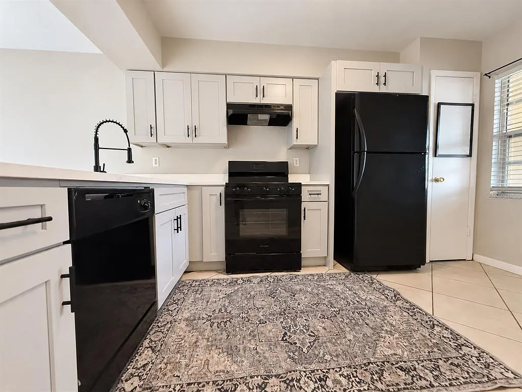 2 bed, 2.0 bath, 970 sqft, $1,995 — Photo 2