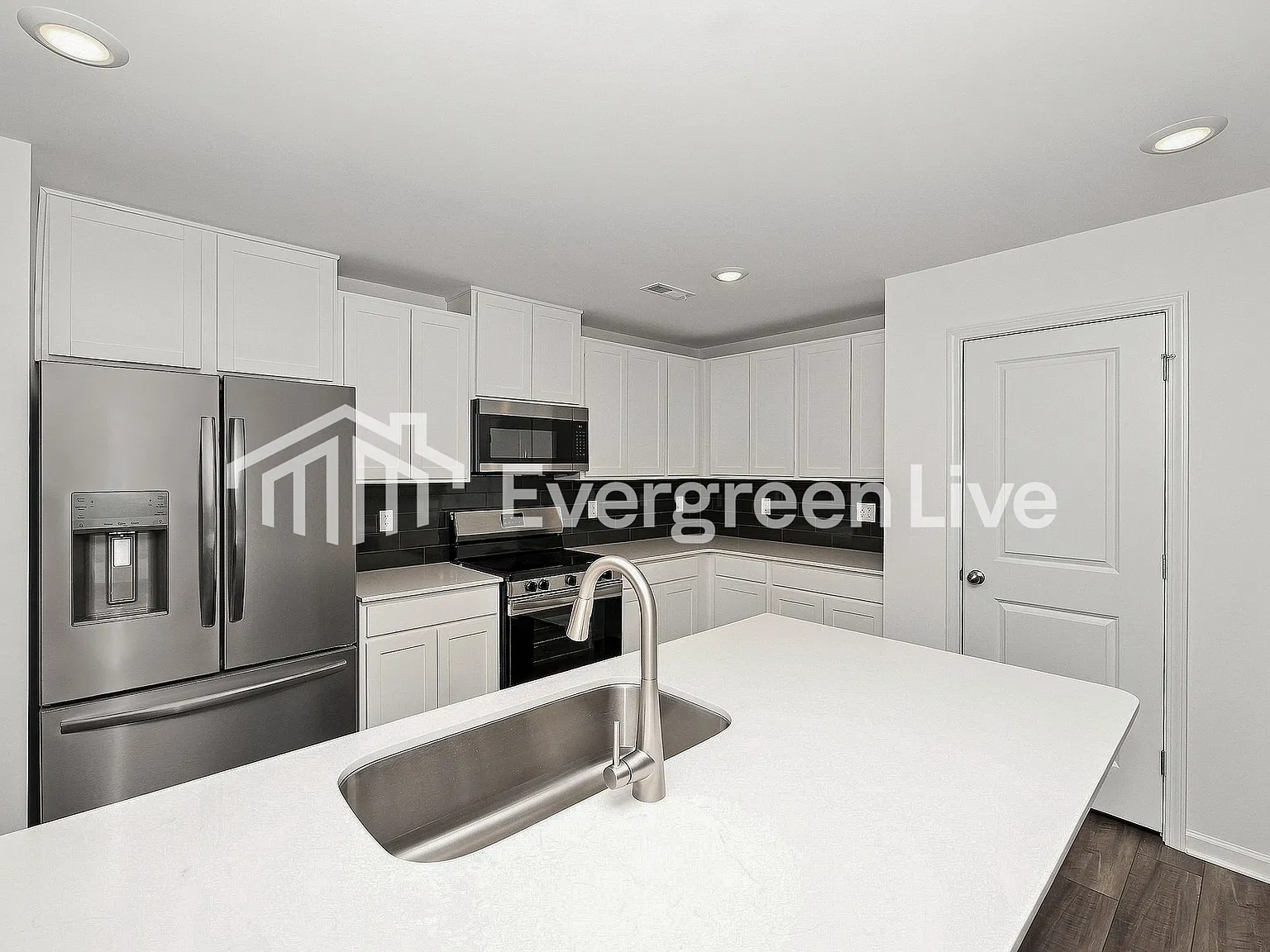 4 bed, 2.5 bath, 2213 sqft, $1,940 — Photo 3