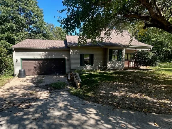 5 Avon Ct, Mackinaw, IL 61755