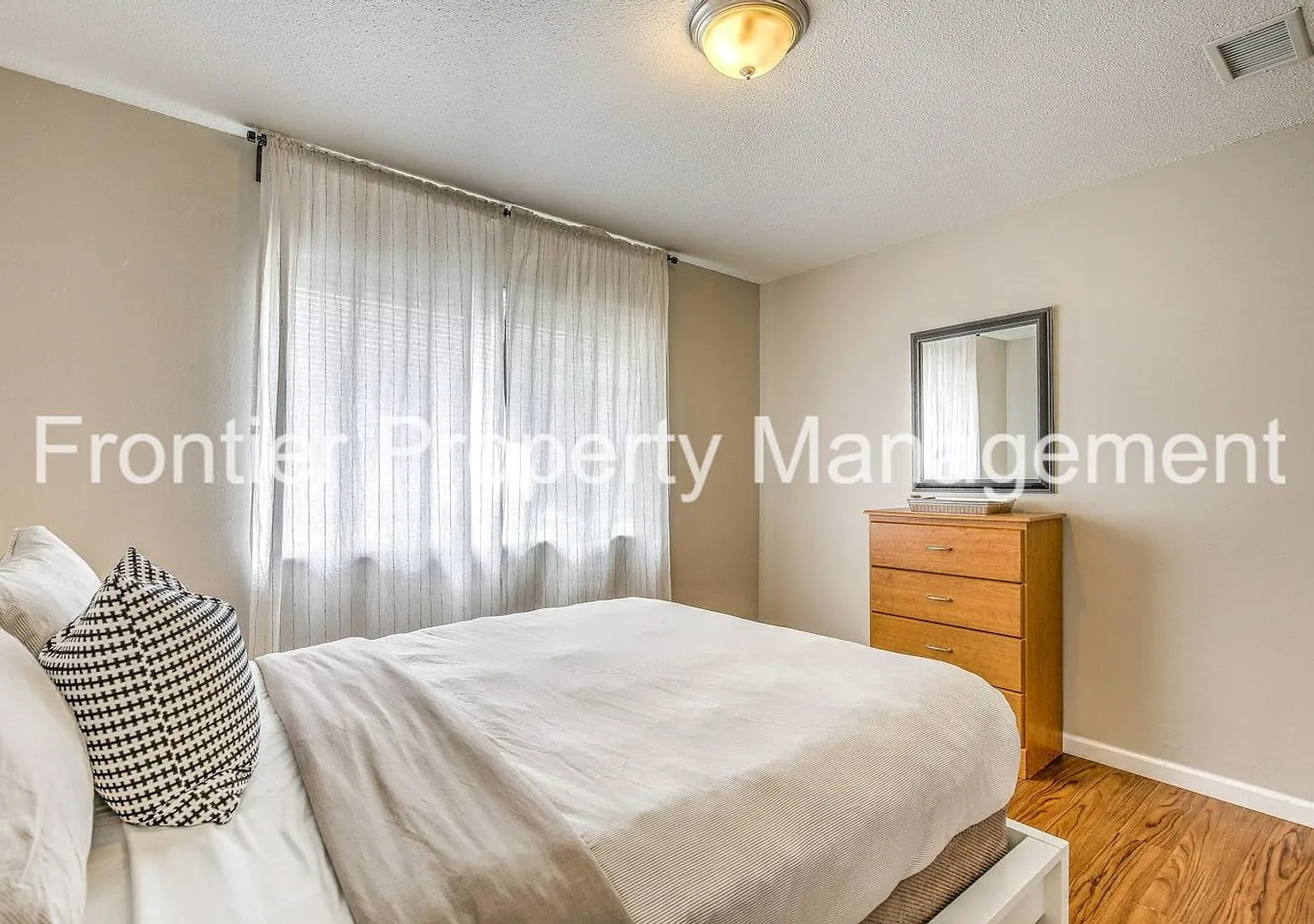 1 Bed/1 Bath Apartment off Hampton Ave! — Photo 2