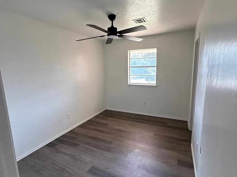 1621 N Christine Dr — Photo 7