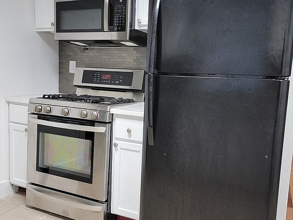 5th image of 3111 Elliot Ave