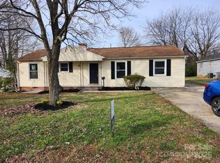 2908 Bellaire Dr, Charlotte, NC 28216