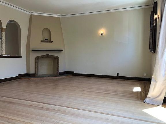 4th image of 3018 Baker St