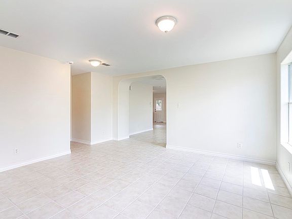 5th image of 2679 Seville Blvd