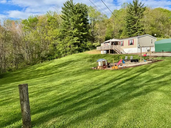 203 Bender Rdg, Mount Hope, WV 25880