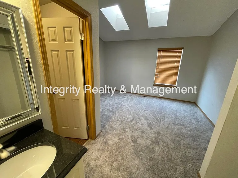 2626 E Nichols Cir — Photo 10