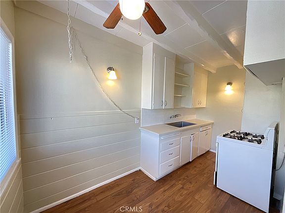 5th image of 205 1/2 E Acacia Ave