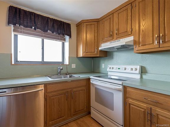 5th image of 4 Carillon Dr APT C