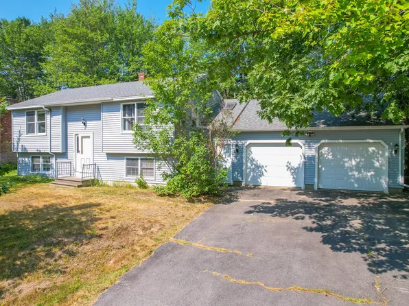 14 Carolyn Street, Topsham, ME 04086
