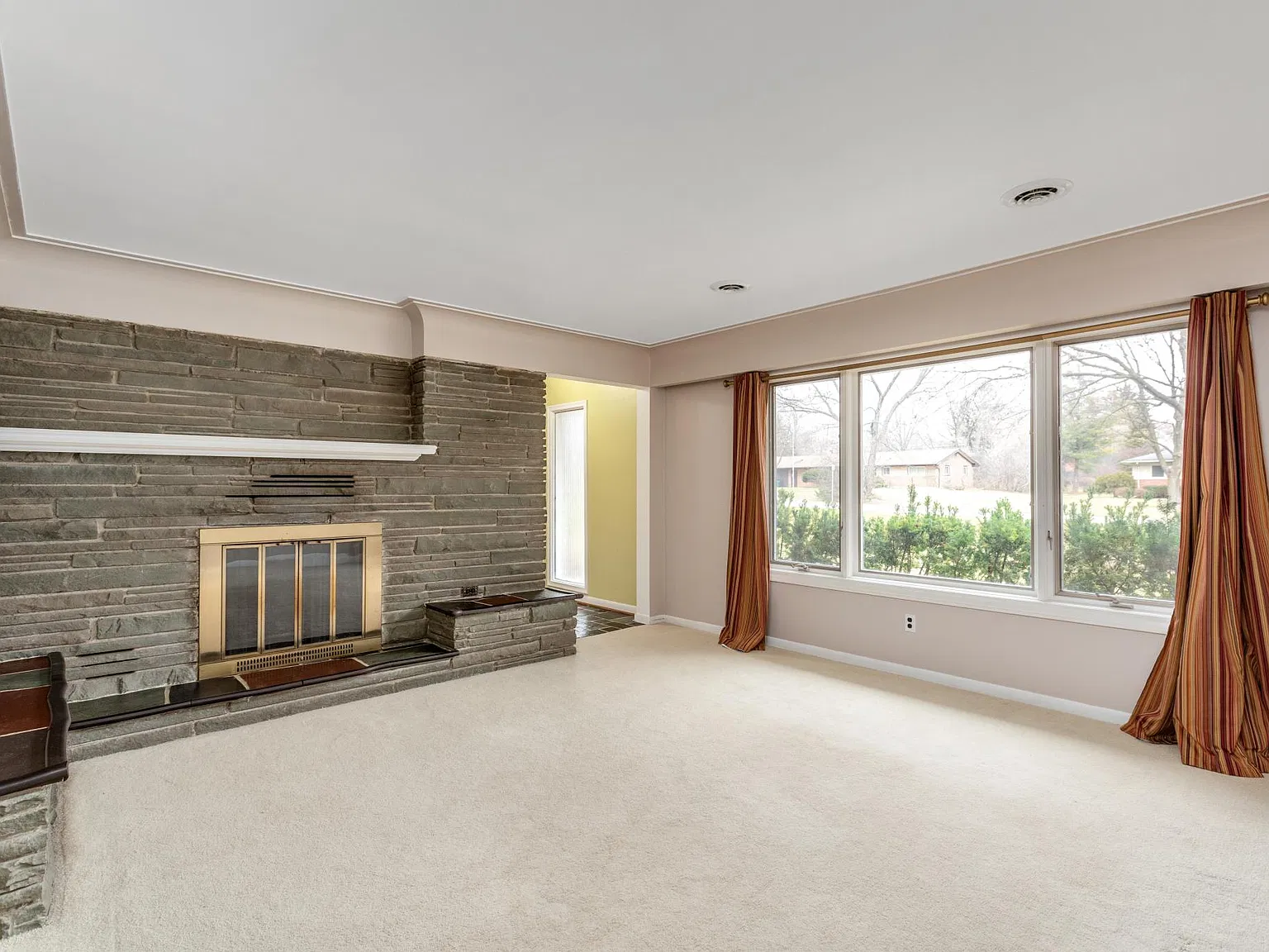 3 bed, 1952 sqft, $2,600 — Photo 2