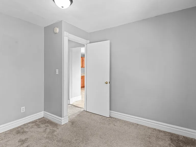 Hyacinth Ave E — Photo 4