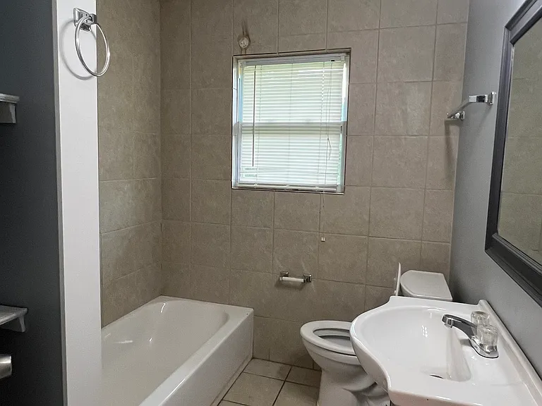 305 W Oak St #B — Photo 9