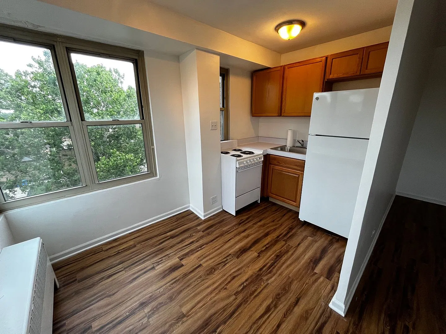 Spacious 1-Bedroom Condo in Budlong Woods — Photo 4