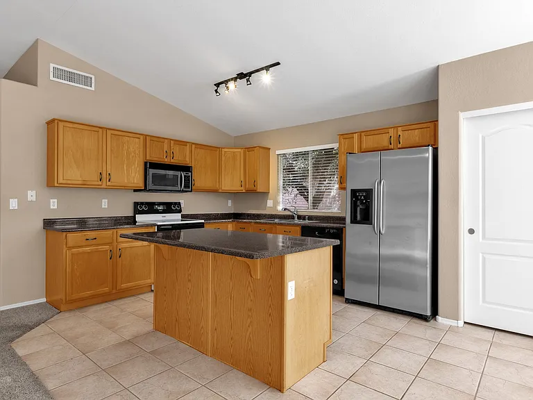 647 W Fremont Dr — Photo 21