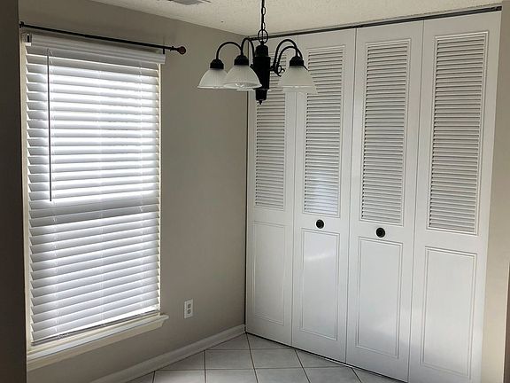 4th image of 532 Vista Grande Cres