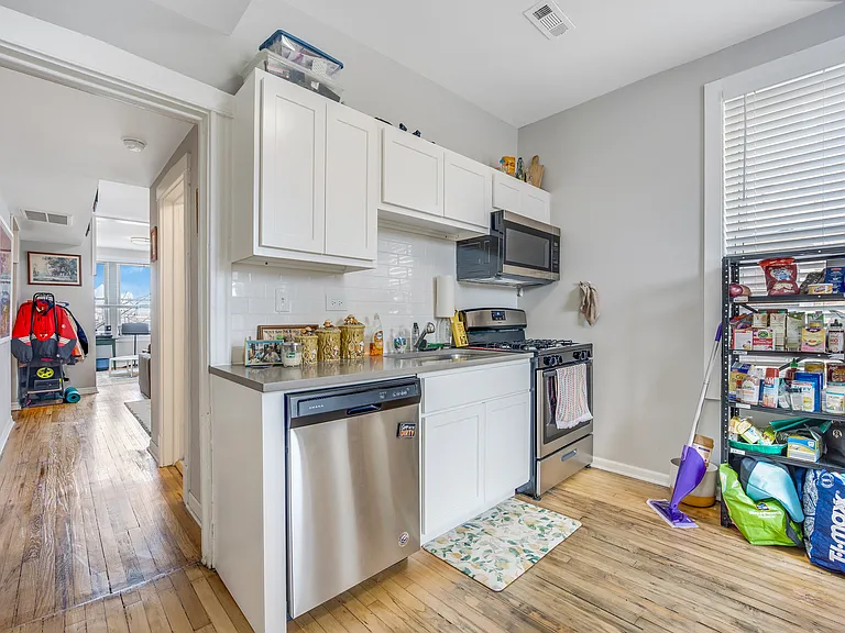 2255 S Oakley Ave #2F — Photo 8