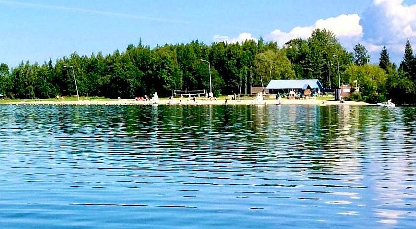 Only 2 blocks away from Jewell Lake park. In the summer it's a wonderful playground and beach area. In the winter it links up to groomed fat tire biking trails and groomed XC skiing trails.