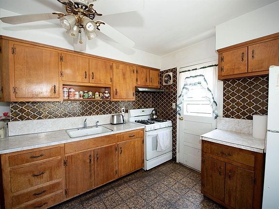 4th image of 6 Celia Ln