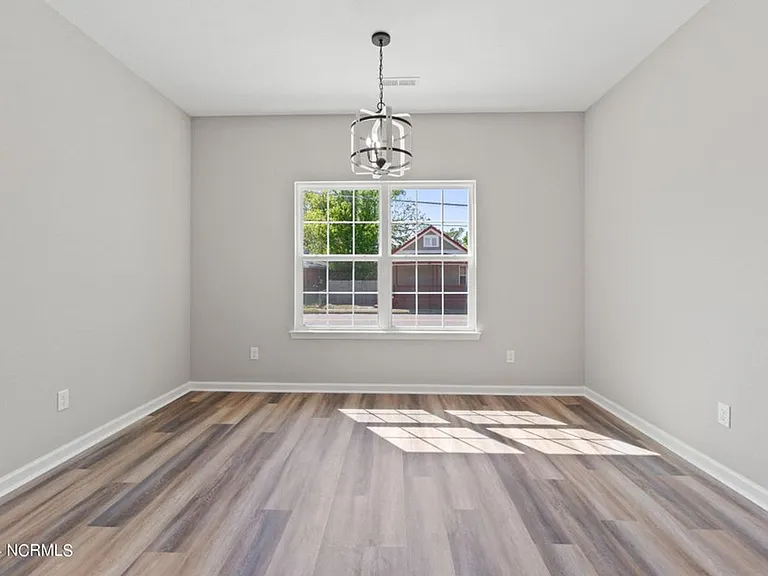 704 Harney St — Photo 12
