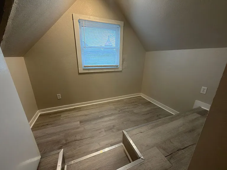 1221 Laurel Ave — Photo 6