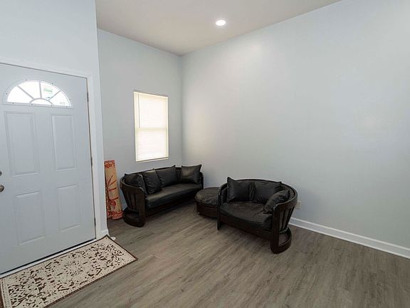 4th image of 415 Harris St