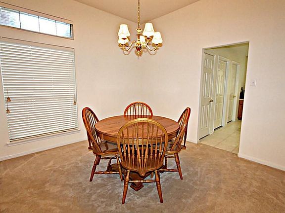 ENTERTAIN IN UNCROWDED COMFORT IN THE FORMAL DINING ROOM