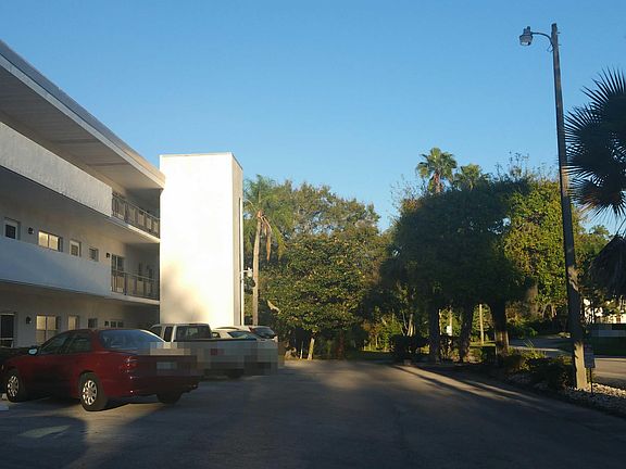 5th image of 200 El Camino Dr APT 401