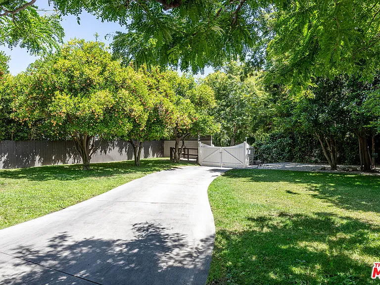 4537 Agnes Ave — Photo 41
