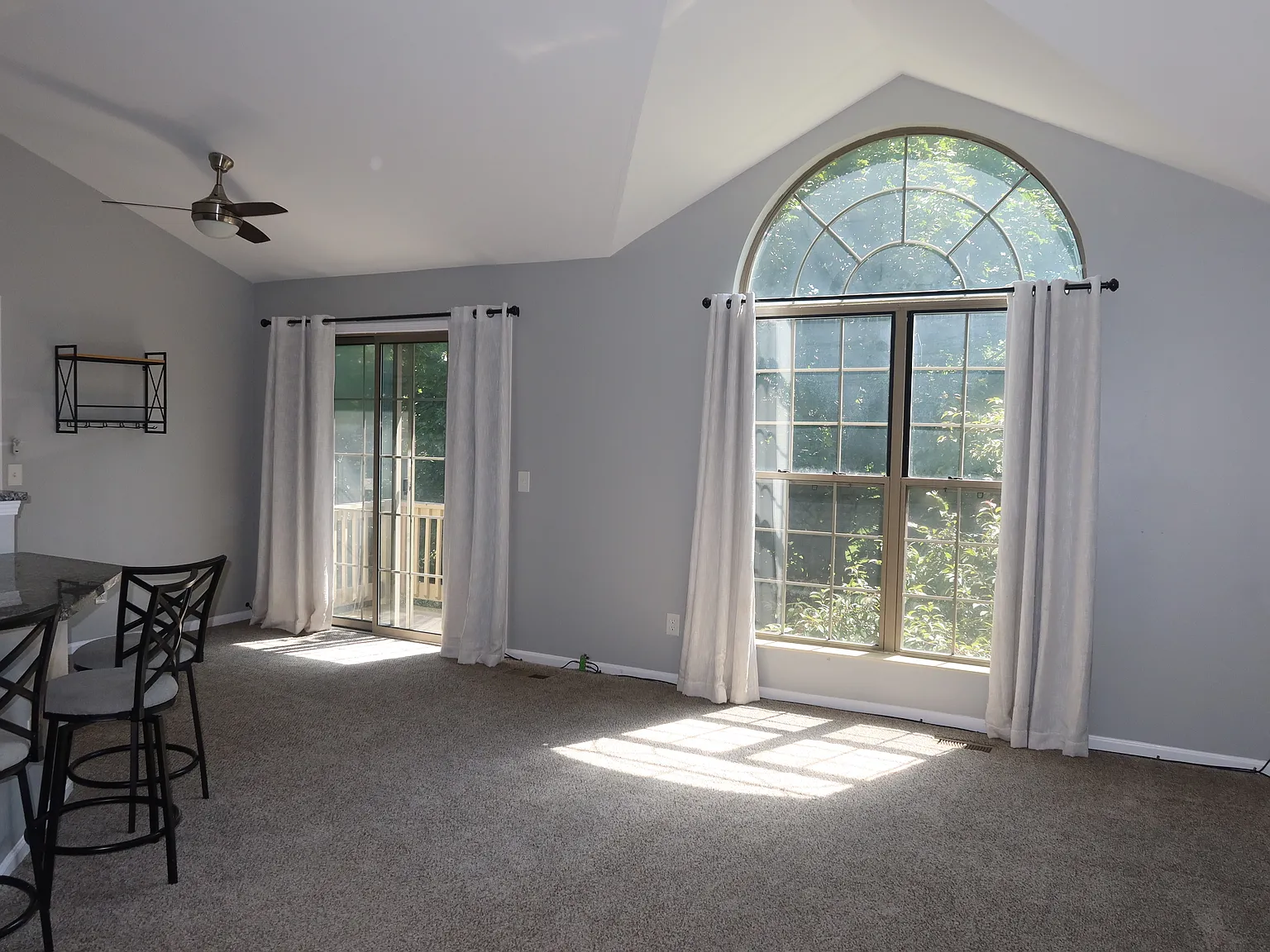 2 bed, 1049 sqft, $1,600 — Photo 2