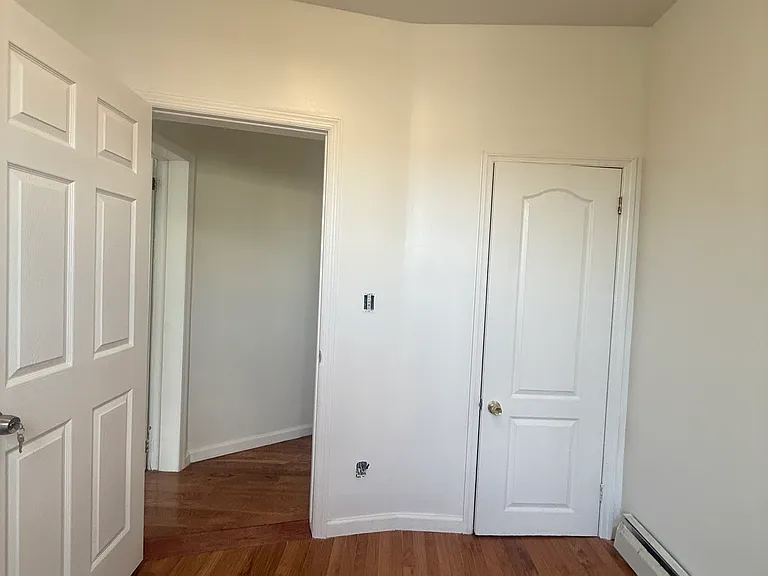 1433 Saint Lawrence Ave — Photo 17