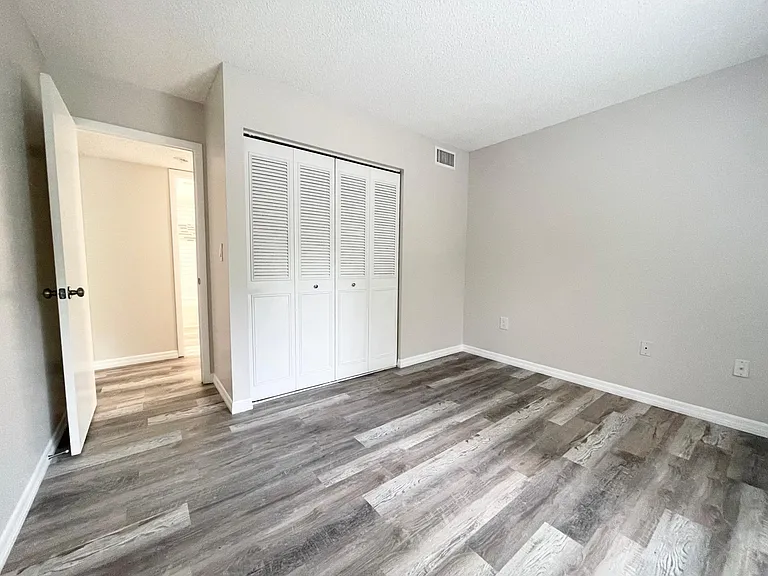 1182 Pine Ridge Cir W — Photo 18