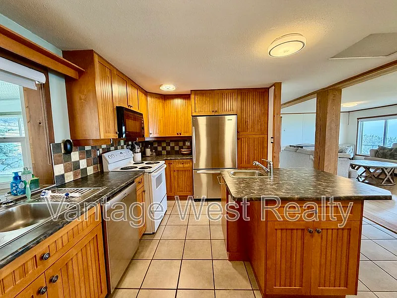 5 bed, 3.0 bath, 3239 sqft, $4,400 — Photo 4