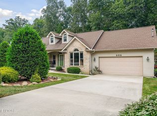 202 Lakeview Dr, Fairfield Glade, TN 38558