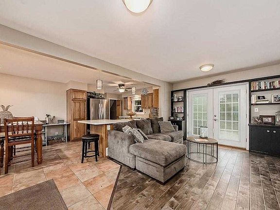 4th image of 376 Lambourne Ave