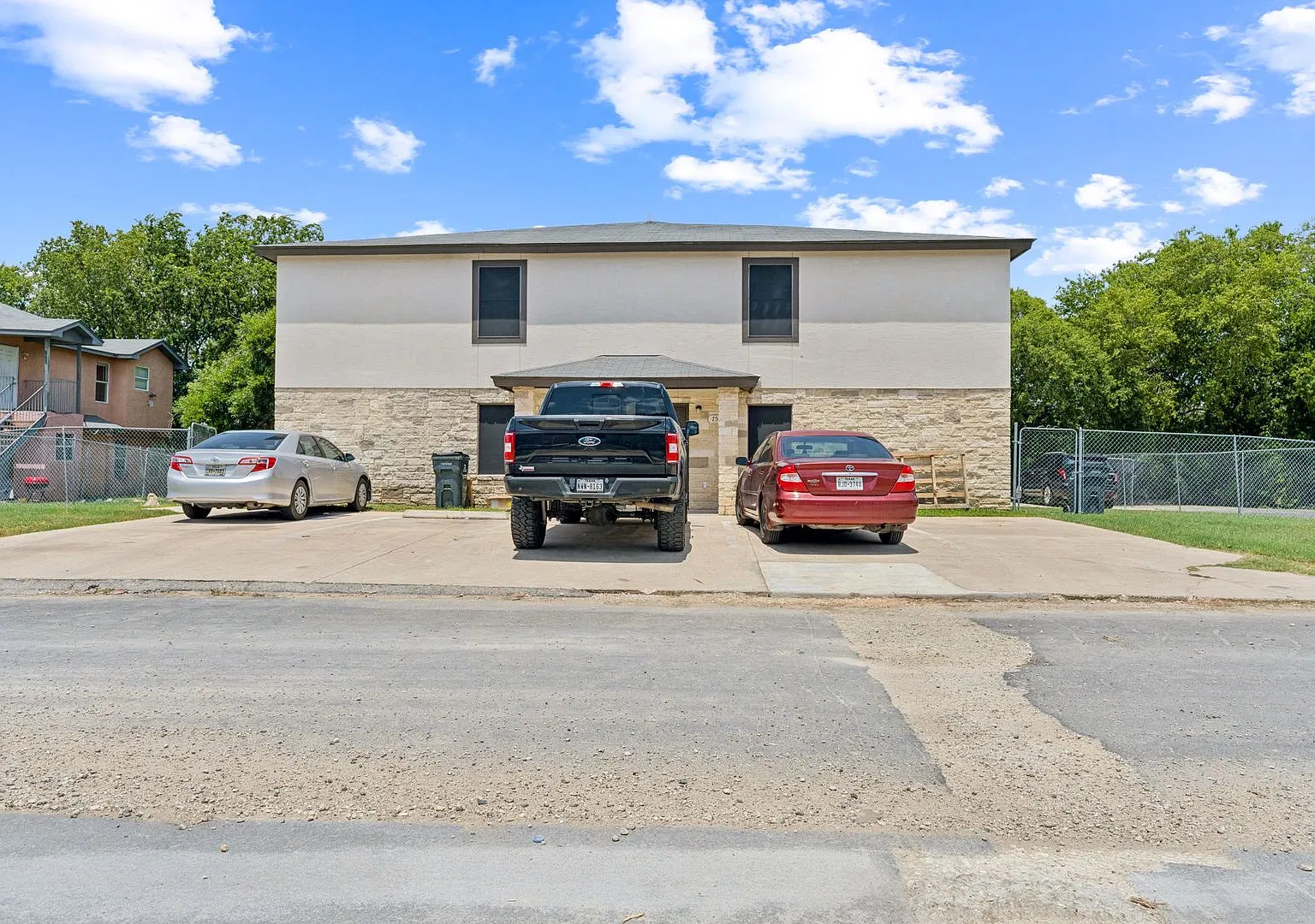 **2 Weeks Free Charming 3-Bedroom Townhome in a Great Location! — Photo 1