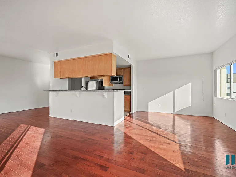 111 S Croft Ave — Photo 53