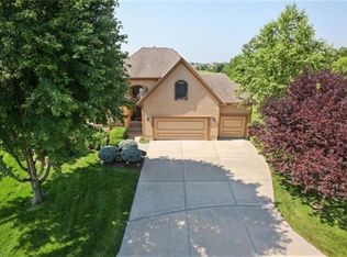 4820 Clubhouse Dr, Basehor, KS 66007