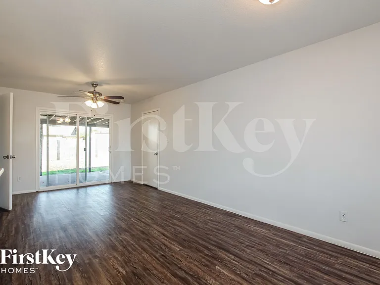 1708 W Behrend Dr — Photo 10