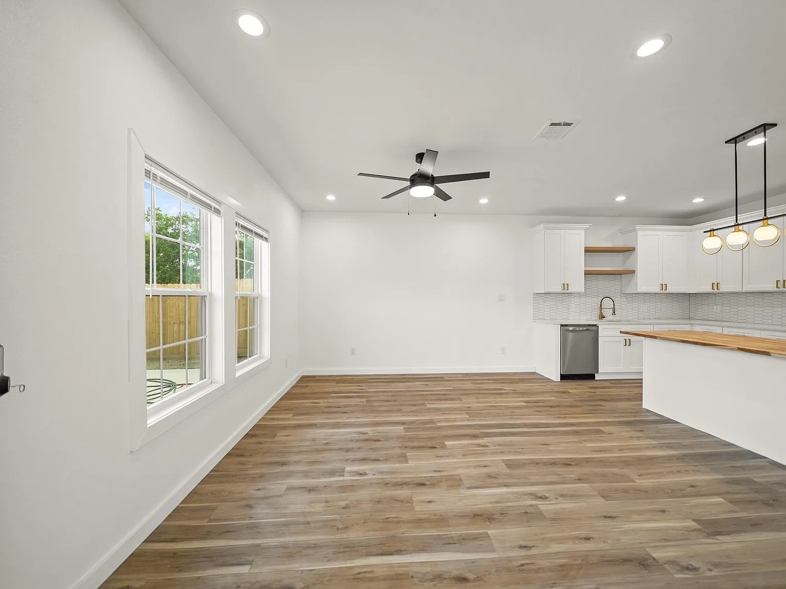 3 bed, 2.0 bath, 1330 sqft, $1,895 — Photo 2
