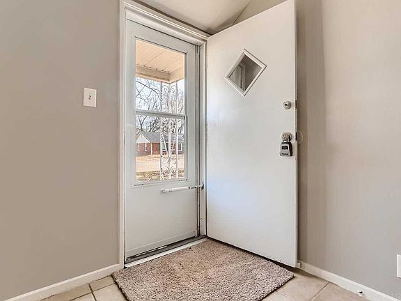 5th image of 119 S Iroquois Dr