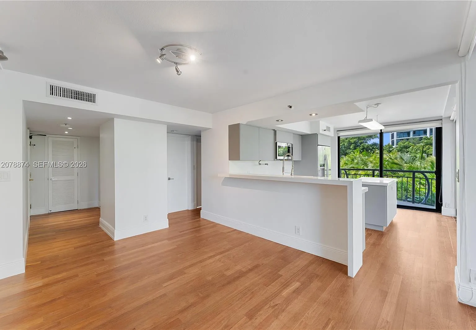 Grove Towers Condo — Photo 2
