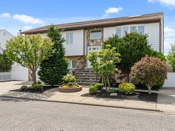 809 Canal Street, Lindenhurst, NY 11757