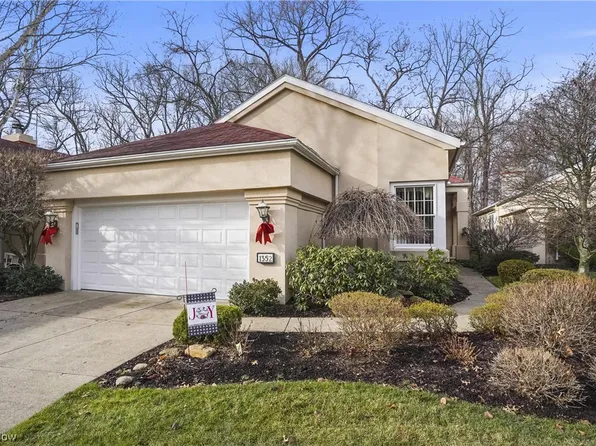 1352 Village Dr, Akron, OH 44313