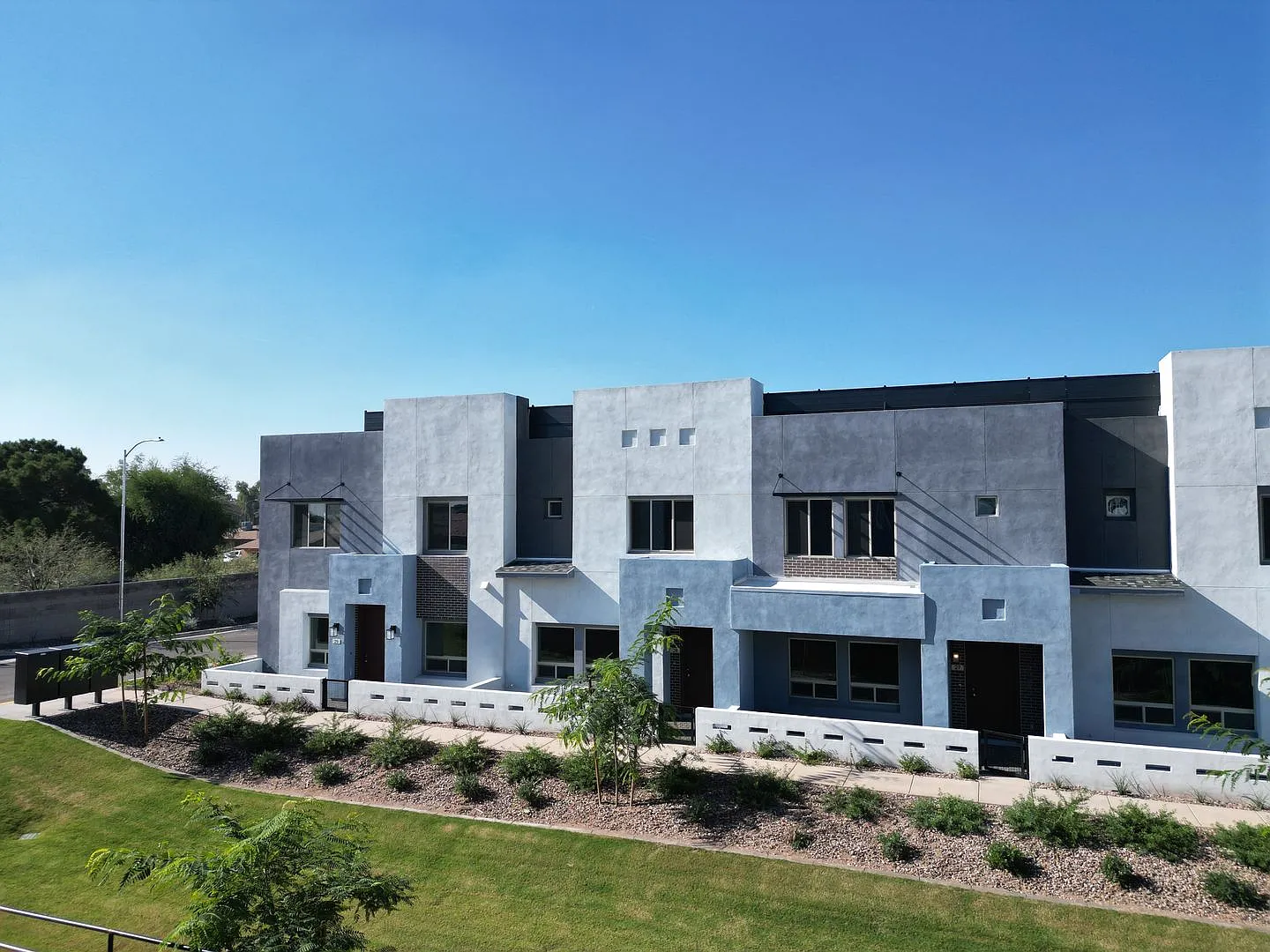 Brand New Build! Massive modern 4 bedroom/4.5 bathroom townhome in the heart of Chandler. — Photo 3