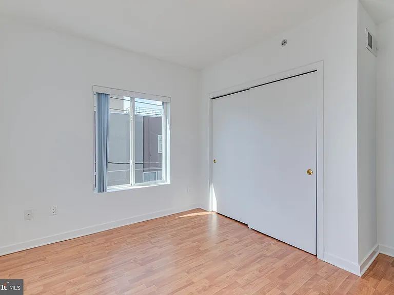 228 W George St #218 — Photo 23