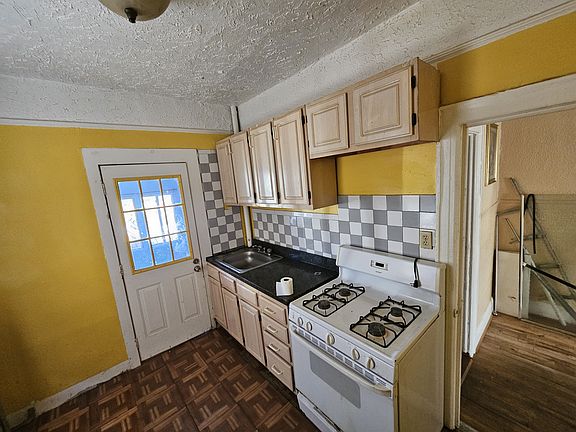 2nd image of 865 E 215th St #3