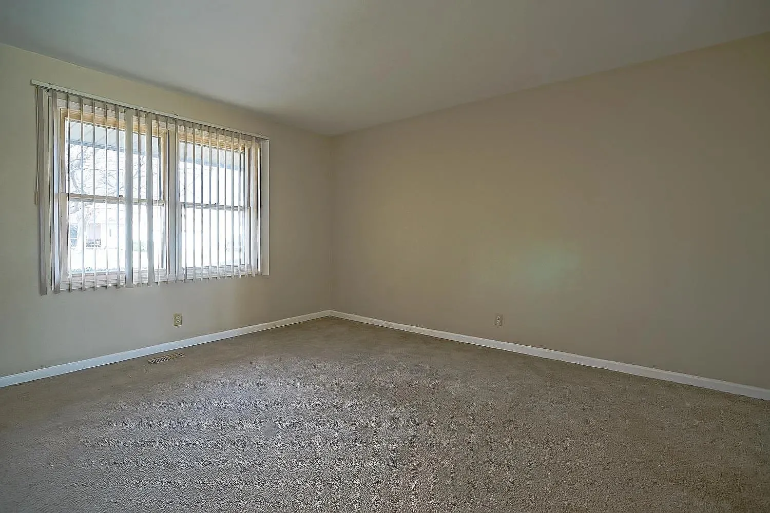 1726-1728 W Blue Spruce Court — Photo 3