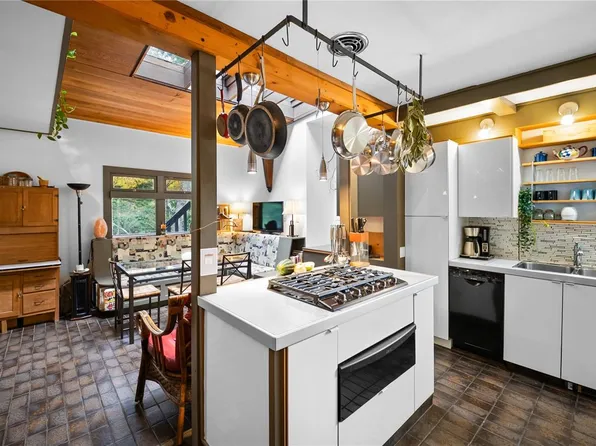 1168 Burnside Rd W, Saanich, BC V8Z 1N6